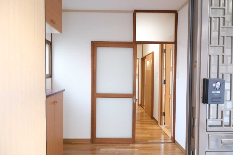 室内へつながる明るい玄関。玄関ホールがあり、居住空間が直接見えにくい間取りです。