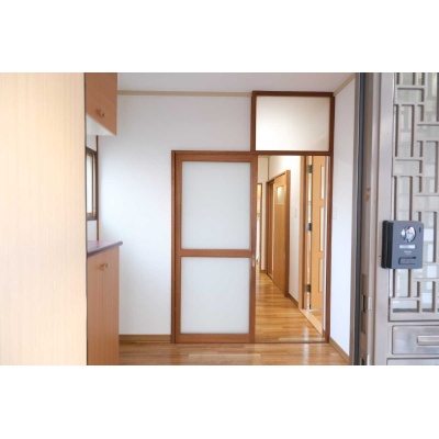 室内へつながる明るい玄関。玄関ホールがあり、居住空間が直接見えにくい間取りです。