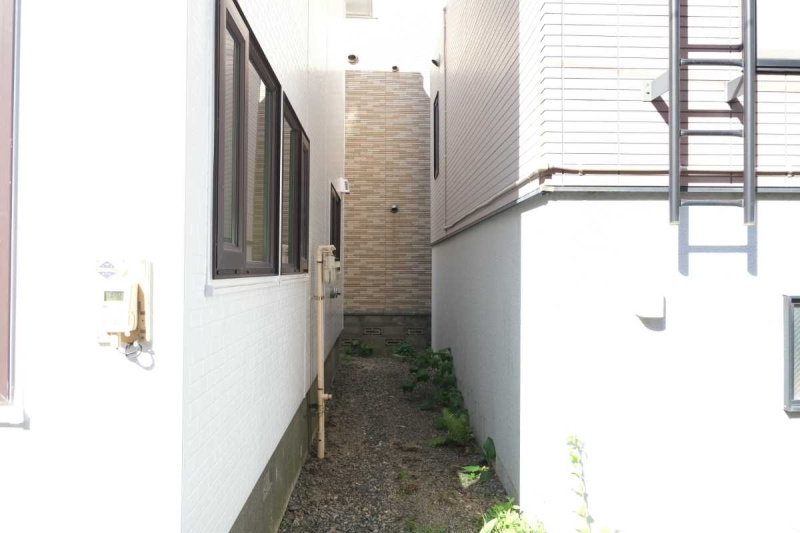 建物側面の様子です。隣地との位置関係や、建物まわりのスペースをご確認いただけます。