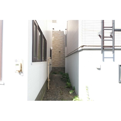 建物側面の様子です。隣地との位置関係や、建物まわりのスペースをご確認いただけます。