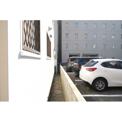 建物裏側のスペースです。窓の配置や外壁の状態など、現地の様子をご確認いただけます。