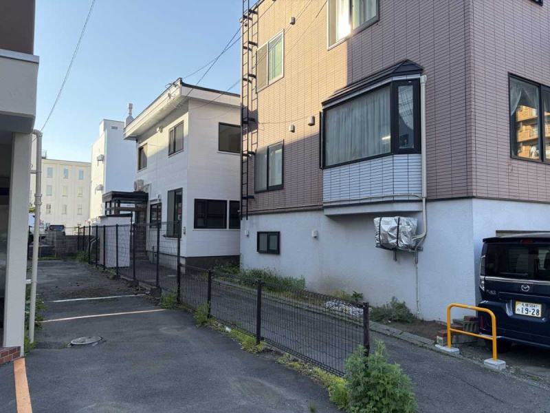 道路側から見た敷地入口です。奥まった位置に建物があり、道路からの視線を抑えられます。