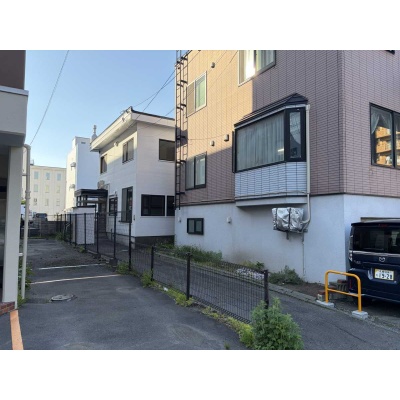 道路側から見た敷地入口です。奥まった位置に建物があり、道路からの視線を抑えられます。