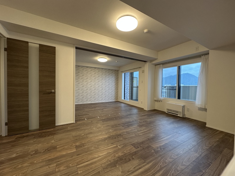 角部屋で多面採光！明るい日差しが差し込むくつろぎの空間。