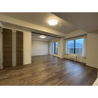 角部屋で多面採光！明るい日差しが差し込むくつろぎの空間。