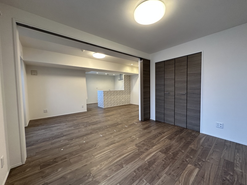角部屋ならではの多面採光！明るく風通しの良い洋室です。