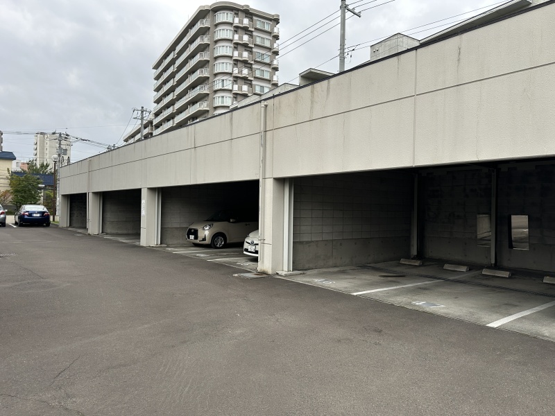 駐輪場・バイク置き場も完備。綺麗に管理された共用スペース。