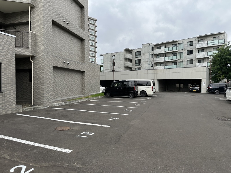 敷地内駐車場あり！お車をお持ちの方もスムーズに移動できます。