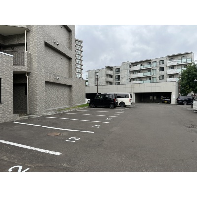敷地内駐車場あり！お車をお持ちの方もスムーズに移動できます。