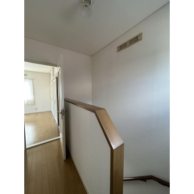【現況】2階約8帖洋室 南向きで明るい洋室です