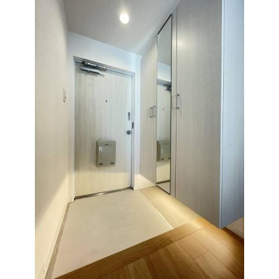 シンプルで落ち着いたデザインの玄関が魅力です。