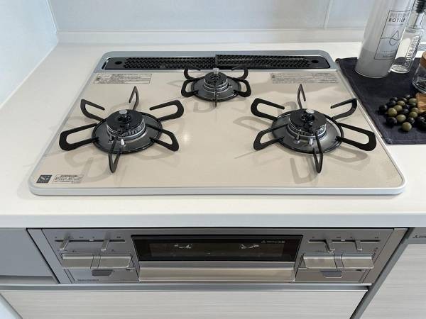 シンプルで使いやすい設計のキッチン。毎日の料理が快適に。