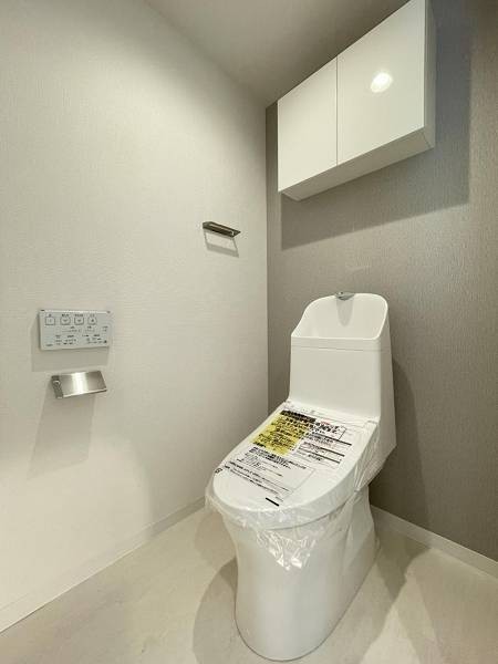 広々としたトイレ空間で、圧迫感を感じることなく快適に使用でき