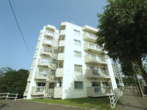 落ち着いた色合いで、周囲の街並みに馴染む外観です。