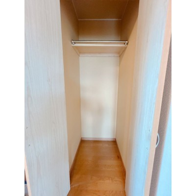 【収納】玄関横の収納です。コートなどをかけておくとお出かけ…