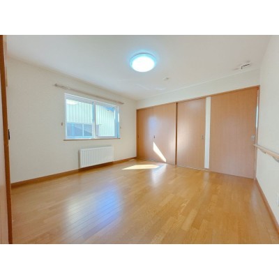 【洋室】1階西側約8.2帖の洋室です。収納があります。