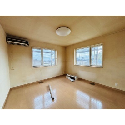 【リフォーム中】２階南西側８畳洋室写真です。クロス張替え照…