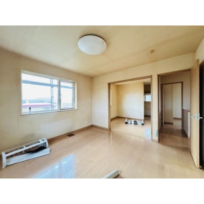 【リフォーム中】2階西側8畳の別アングル写真です。クロス張替…