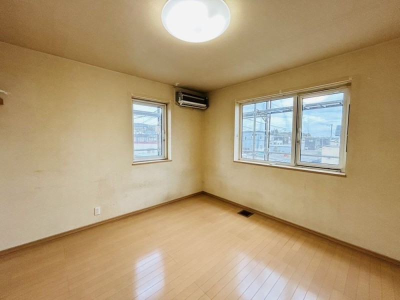 【リフォーム中】2階南側洋室写真。クロス張替え照明交換を行…