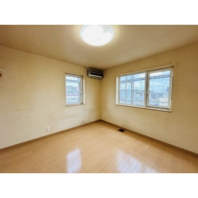 【リフォーム中】2階南側洋室写真。クロス張替え照明交換を行…