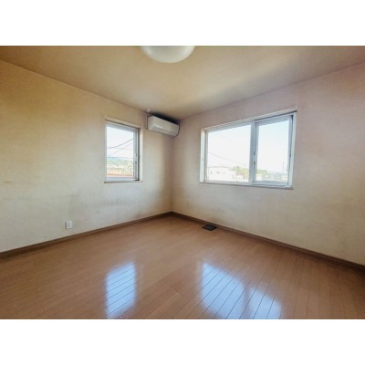 【リフォーム中】2階南側洋室の別アングル写真です。クロス張…