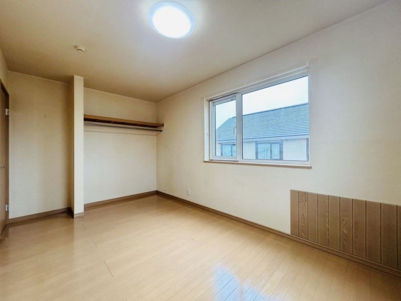【リフォーム中】２階北側洋室写真です。クロス張替え照明交換…