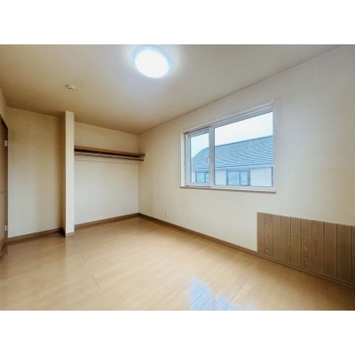 【リフォーム中】２階北側洋室写真です。クロス張替え照明交換…
