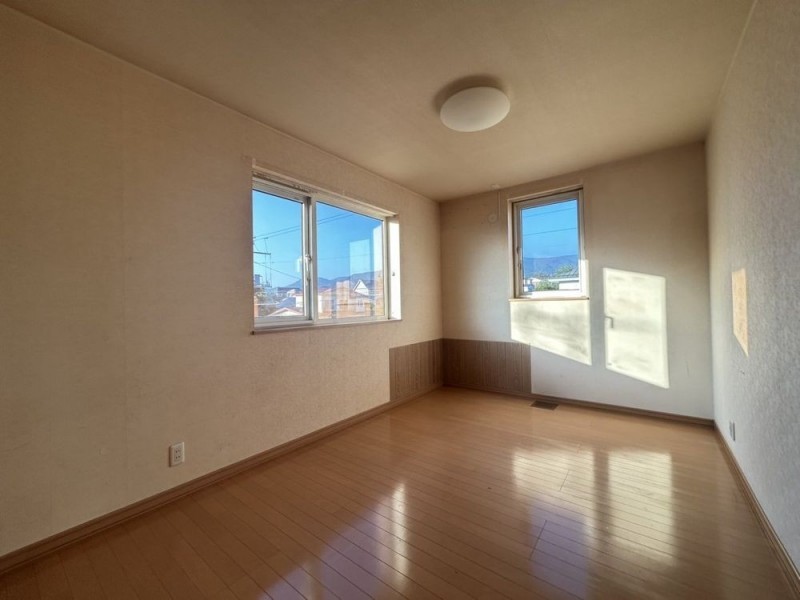 【リフォーム中】2階北側洋室の別アングル写真です。クロス張…