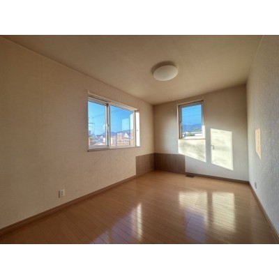 【リフォーム中】2階北側洋室の別アングル写真です。クロス張…