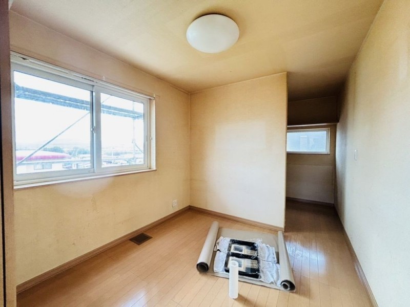 【リフォーム中】２階西側４．５畳写真です。クロス張替え照明…
