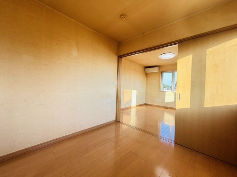 【リフォーム中】2階西側4.5帖洋室の別アングル写真です。クロ…