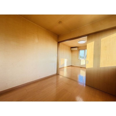 【リフォーム中】2階西側4.5帖洋室の別アングル写真です。クロ…
