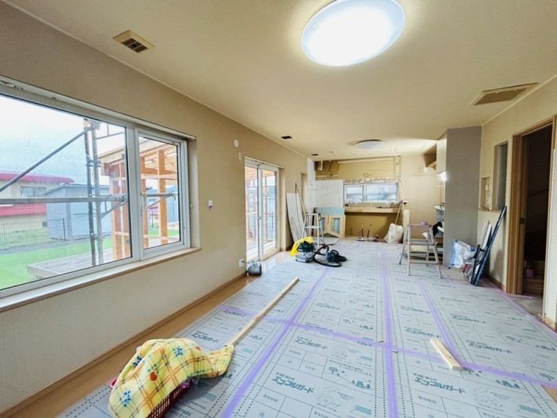 【リフォーム中】約１８帖のリビングです。キッチン交換、クロ…