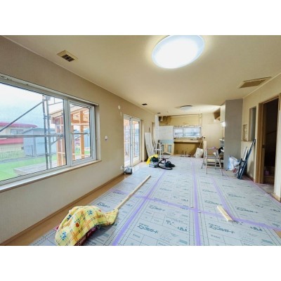 【リフォーム中】約１８帖のリビングです。キッチン交換、クロ…