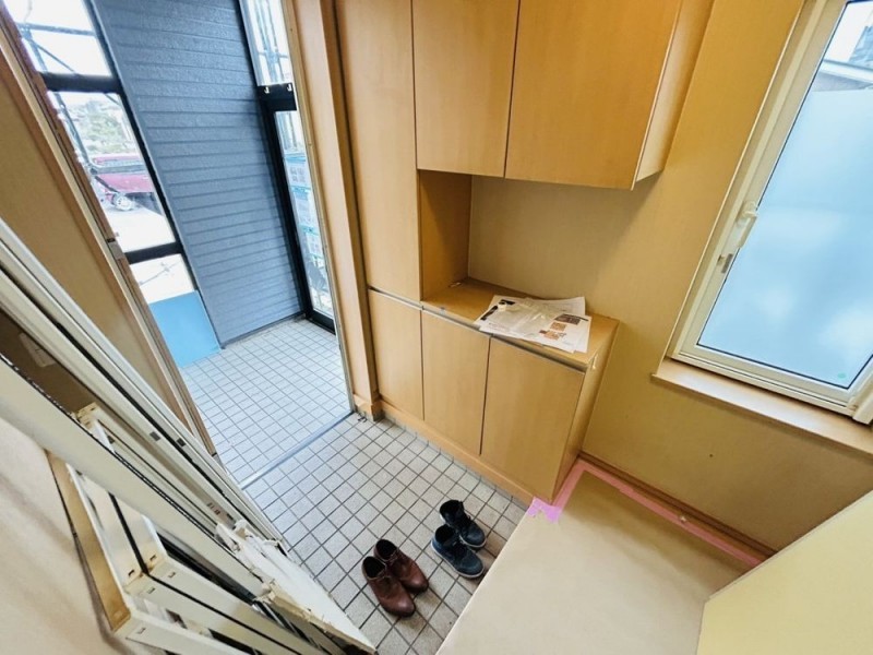 【リフォーム中】玄関写真です。壁・天井のクロス張替を行い、…