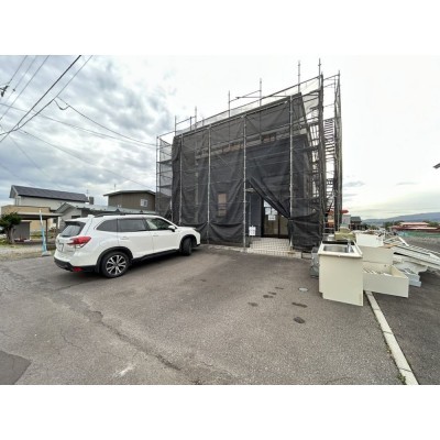 【リフォーム中】北東側道路からの外観写真です。並列５台駐車…