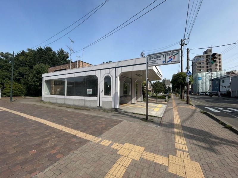 地下鉄東豊線「豊平公園」まで徒歩約7分です。学園前駅とダブ…