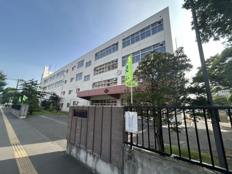 東園小学校まで徒歩約11分です。