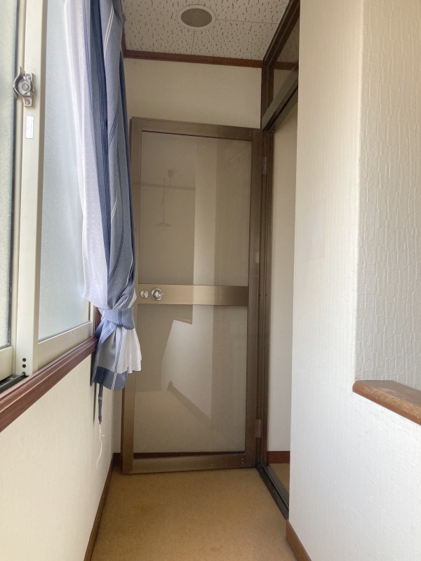 2階階段ホール！室内に入るドア付きです！