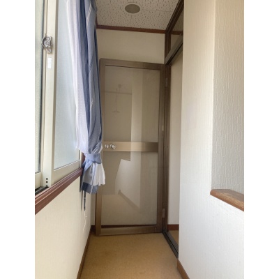 2階階段ホール！室内に入るドア付きです！