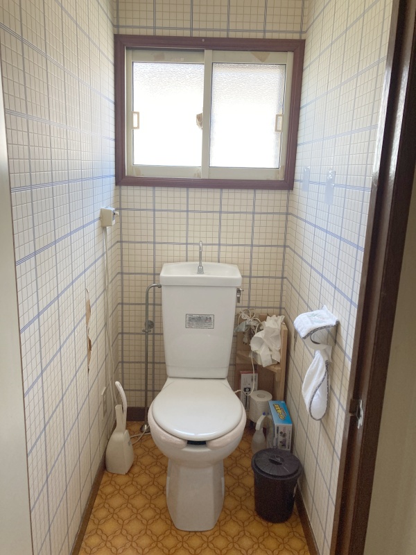 2階トイレも窓付きで明るいですよ！
