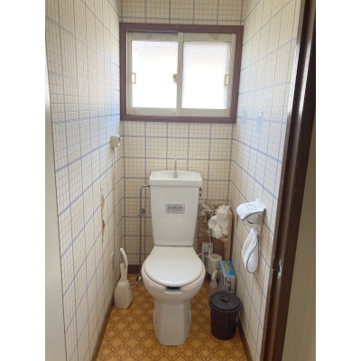 2階トイレも窓付きで明るいですよ！