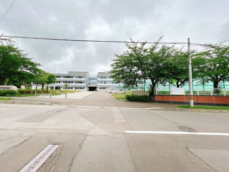 札幌市立手稲中学校まで800m徒歩10分。