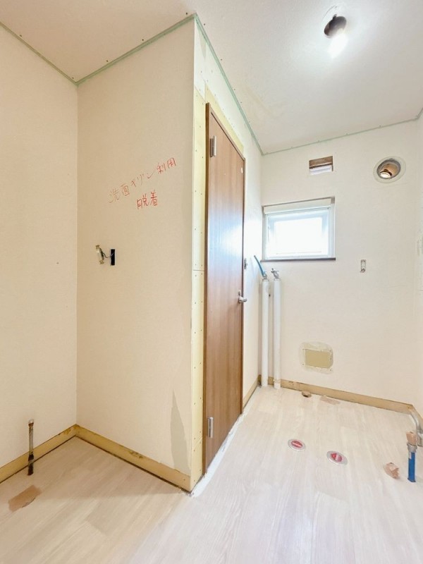 【リフォーム中＿洗面室】クロス張替、床材張替、建具交換、照…