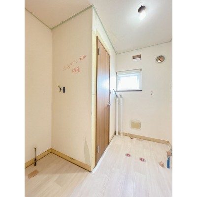 【リフォーム中＿洗面室】クロス張替、床材張替、建具交換、照…