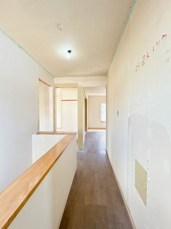 【リフォーム中＿２階ホール】クロス張替、床材上張り、建具交…