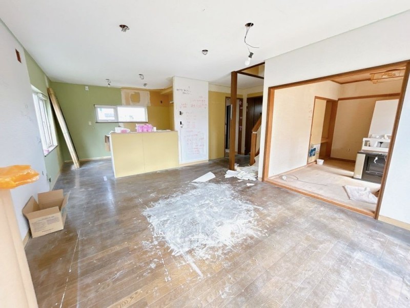 【リフォーム中＿リビング】クロス張替、床材上張り、建具交換…