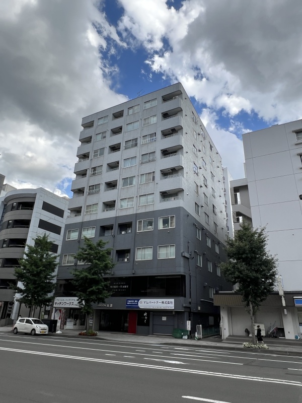 重厚感あるモダンな佇まい。地下鉄徒歩5分の利便と快適な都心ライフを叶える邸宅