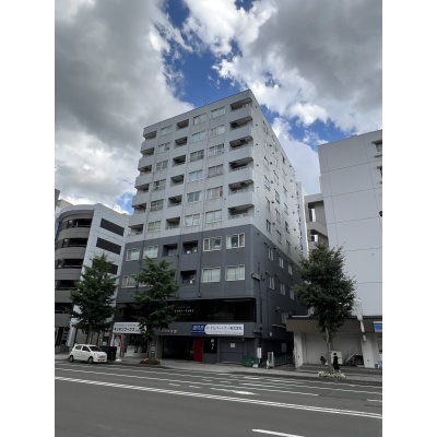 重厚感あるモダンな佇まい。地下鉄徒歩5分の利便と快適な都心ライフを叶える邸宅