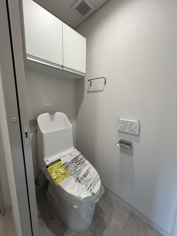 温水洗浄便座＆手洗い付きの快適トイレ！トイレットペーパー等を隠して置ける便利な吊戸棚完備